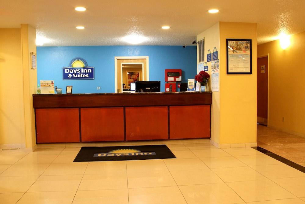 Days Inn & Suites By Wyndham Bloomington/Normal Il Exteriör bild