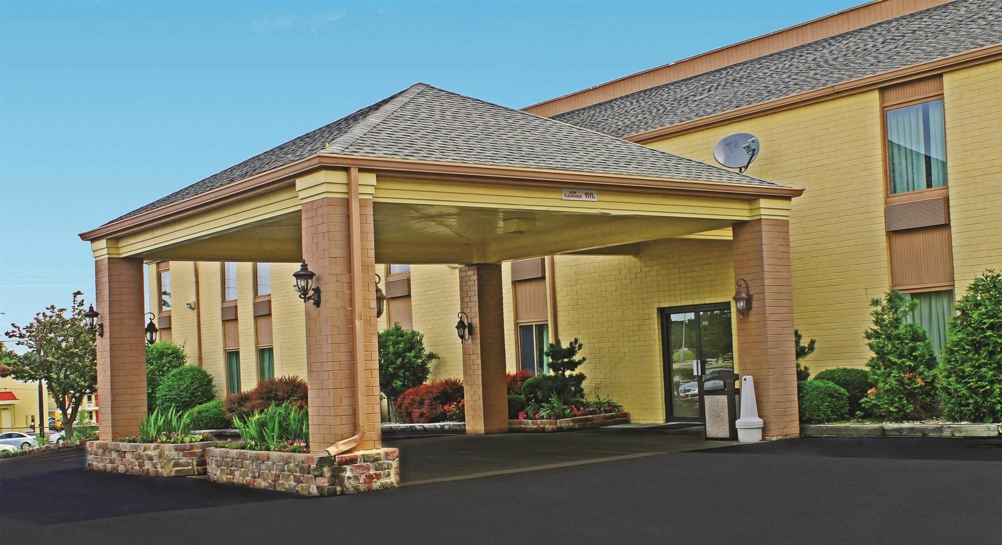 Days Inn & Suites By Wyndham Bloomington/Normal Il Exteriör bild