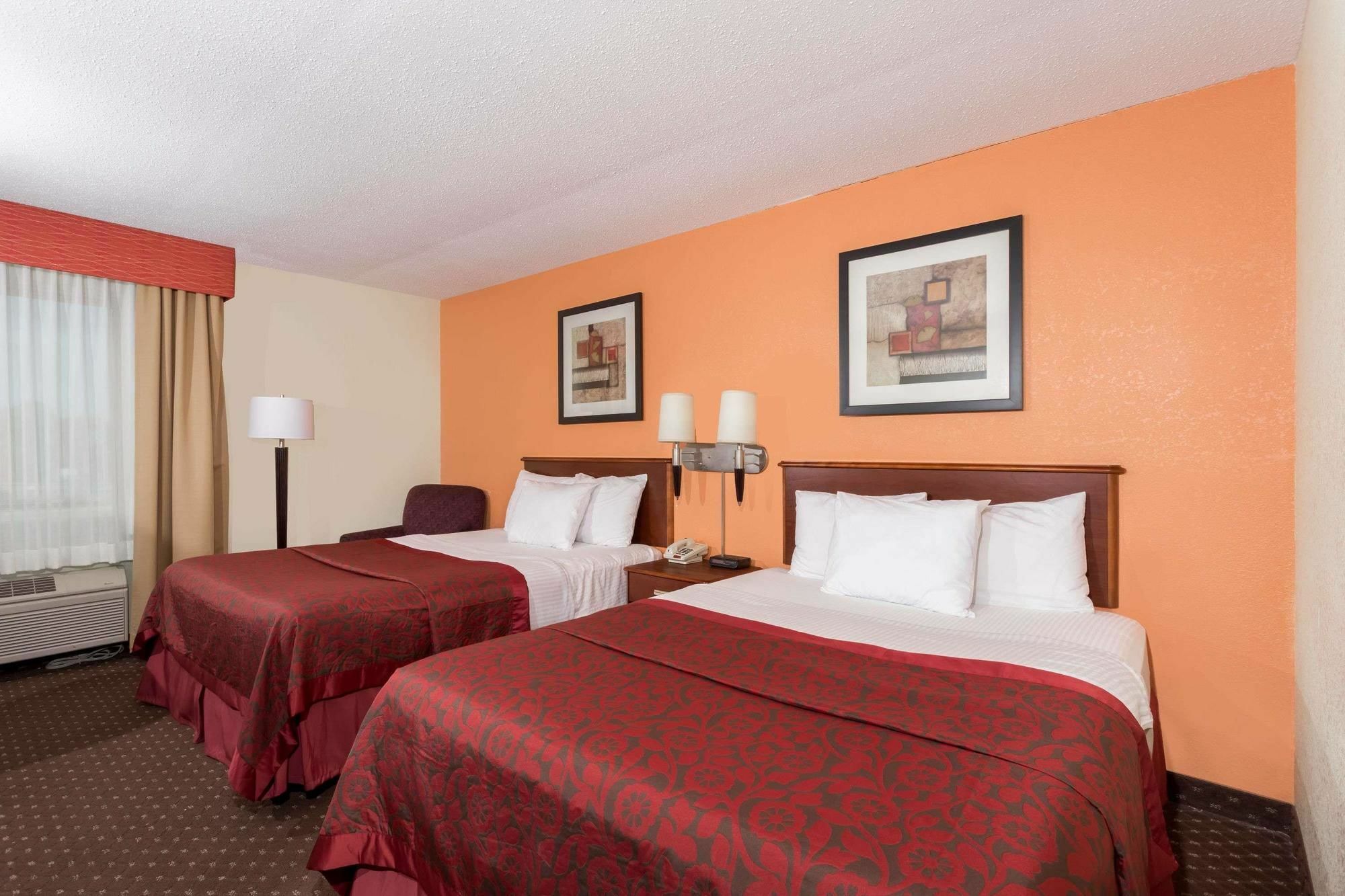 Days Inn & Suites By Wyndham Bloomington/Normal Il Exteriör bild