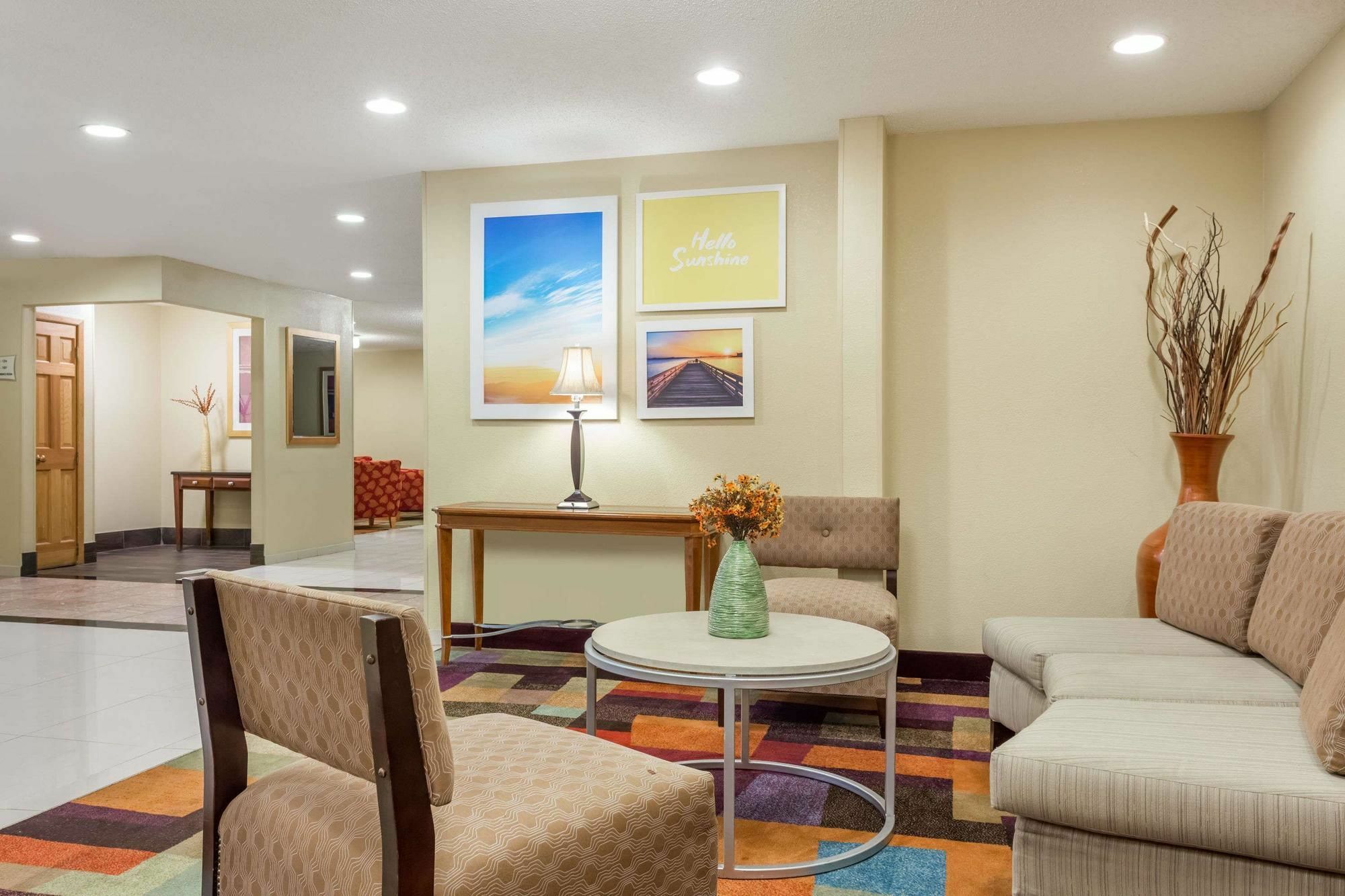 Days Inn & Suites By Wyndham Bloomington/Normal Il Exteriör bild