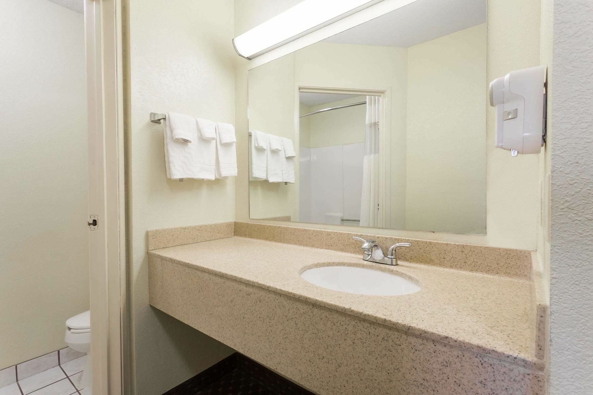 Days Inn & Suites By Wyndham Bloomington/Normal Il Exteriör bild
